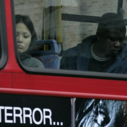 Un hombre viaja esta mañana en un autobús que cruza por delante de la estación de King&#39;s Cross.