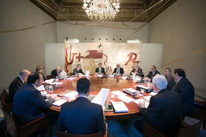 Els consellers i el president de la Generalitat ja reunits al consell executiu d'aquest dimarts al Saló Tàpies.