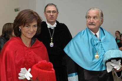 Carlos Fuentes (a la derecha), con Carmen Calvo y Ernesto Martínez Ataz.