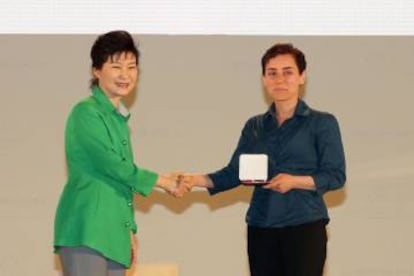 Maryam Mirzakhani (derecha) recibiendo la medalla Fields