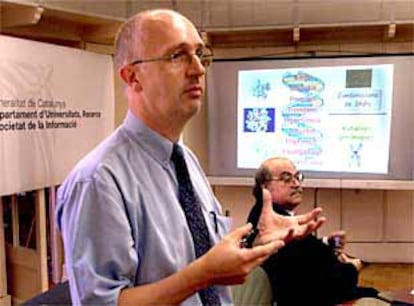 Xavier Estivill, a la izquierda, en la presentación de la investigación en Barcelona.