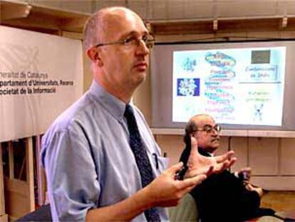 Xavier Estivill, a la izquierda, en la presentación de la investigación en Barcelona.