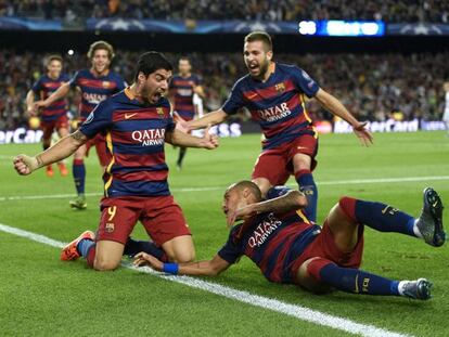 Els jugadors del Barça celebren el gol de Suárez.