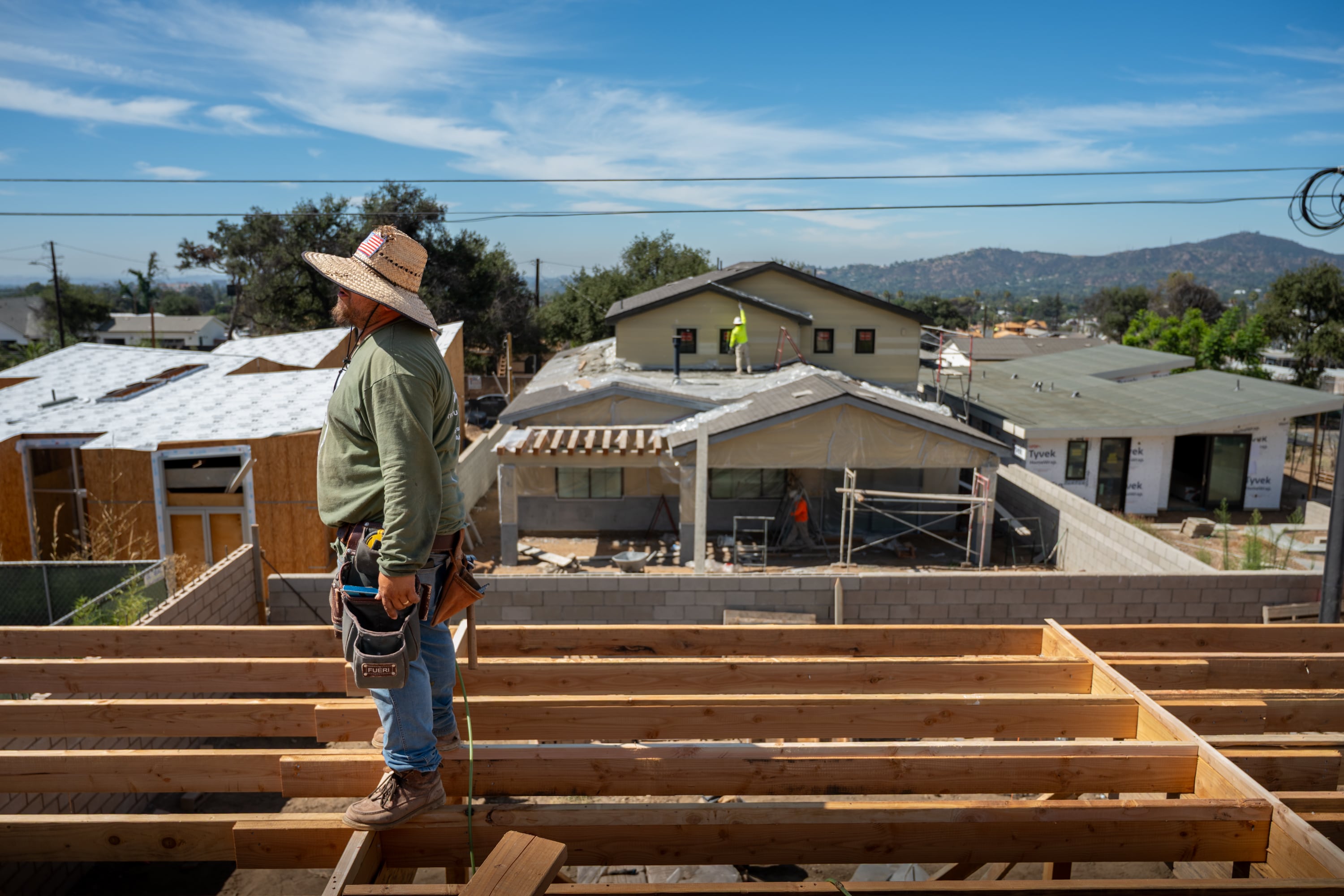 Trabajadores participan en la reconstrucción viviendas arrasadas por los incendios en Altadena, California, el 18 de agosto.