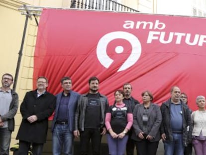 Dirigentes de los partidos de la oposición, sindicatos y organizaciones sociales en el aniversario del cierre de RTVV.