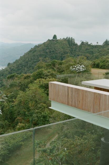 Vistas de los montes de Medellín desde una de las terrazas de la propiedad.