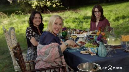 En el sketch humorístico sobre "el último día follable de Julia Louis-Dreyfus", Amy Schumer se alió en su show con la protagonista de Veep y Seinfeld, Tina Fey y Patricia Arquette en un curioso picnic que denunciaba el sexismo hollywoodiense. En el gag, Schumer se topa con ellas celebrando el último día de buen ver de Louis-Dreyfus. "¿Cómo?", pregunta una silenciosa Amy que apenas tiene peso en el sketch. El resto explica en un tono de lo más desenfadado que "en la vida de una actriz llega un día en que los medios deciden que ya no serás follable nunca más".