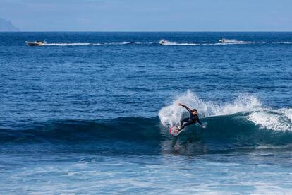 Un surfista cogiendo una ola en Punta Blanca (Tenerife).