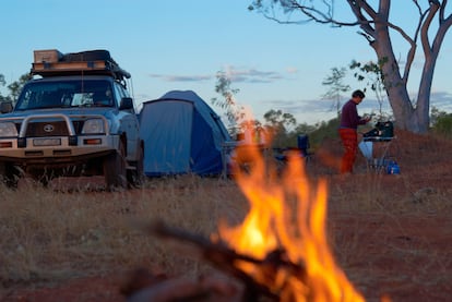 The Savannah Way: Australia en todoterreno. La épica Savannah Way que recorre el norte de Australia, entre las ciudades de Cairns y Broome, es uno de los grandes trayectos por carretera del país. Cruza el país desde Queensland hasta Australia Occidental, pasando por 15 parques nacionales, cinco zonas declaradas patrimonio mundial de la Unesco, y conecta el Mar de Coral con el océano Índico. Dejando la húmeda Cairns y subiendo por selvas hasta Tablelands —atalaya sobre los Trópicos Húmedos de Queensland—, aguarda una larga, ardua y remota carretera. En total son 3.700 kilómetros por caminos de pastores que conviene hacer en todoterreno y en la estación seca, hasta llegar a Broome, una turística ciudad en la región de Kimberley.