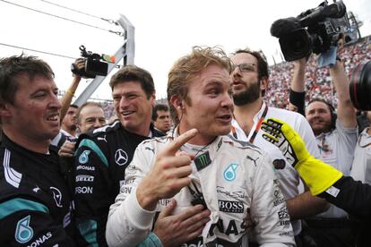 El alem&aacute;n Nico Rosberg celebra su victoria hoy, domingo 1 de noviembre de 2015, en el podio de premiaci&oacute;n del Gran Premio de M&eacute;xico de F&oacute;rmula Uno en el aut&oacute;dromo Hermanos Rodr&iacute;guez de Ciudad de M&eacute;xico (M&eacute;xico). 