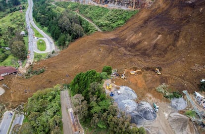 Un movimiento de tierra sepulta un tramo de la carretera que une Bogot&aacute; y Medell&iacute;n en Colombia.