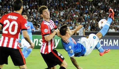 Maggio trata de rematar ante Laporte y Aduriz.