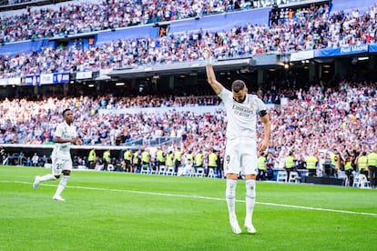Karim Benzema celebra su gol durante su último partido con el Real Madrid, en el encuentro de la Liga ante el Athletic en el Santiago Bernabéu el domingo.