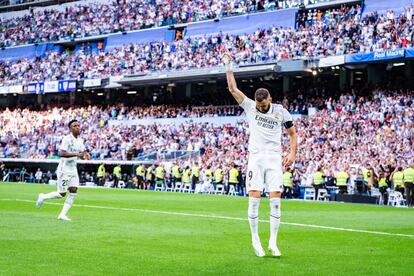 Karim Benzema celebra su gol durante su último partido con el Real Madrid, en el encuentro de la Liga ante el Athletic en el Santiago Bernabéu el domingo.