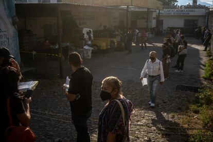 En la comunidad de Xalisco en el Estado de Nayarit, ciudadanos hicieron fila para ejercer su voto.