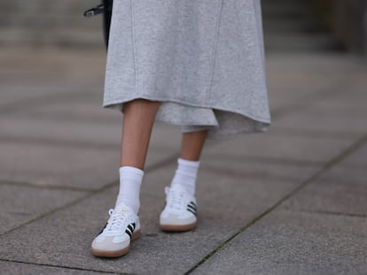 Detalle de unas Adidas Samba blancas que se pueden limpiar con estos productos que reseñamos. GETTY IMAGES.