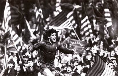 Maradona celebra un gol en el Camp Nou en su etapa en el Barcelona.