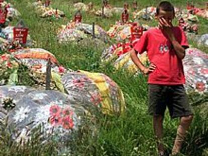 Un cementerio sobre una colina acoge los cuerpos de las víctimas de la matanza de Racak.