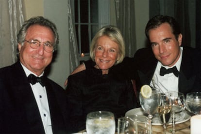 De izquierda a derecha, Bernard Madoff, su esposa Ruth y su hijo Mark, años antes de que se destapara el escándalo.