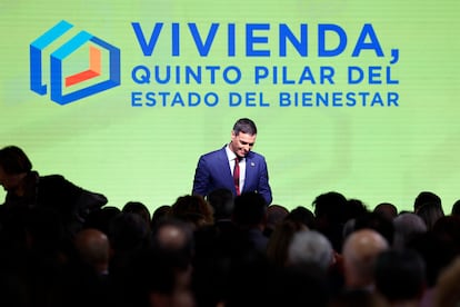 El presidente del Gobierno, Pedro Sánchez, clausura el foro 'Vivienda: quinto pilar del Estado del bienestar', organizado por el Gobierno sobre el problema del acceso a la vivienda, este lunes, en Madrid.