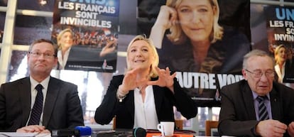 Marine Le Pen (c) en una rueda de prensa el pasado lunes.