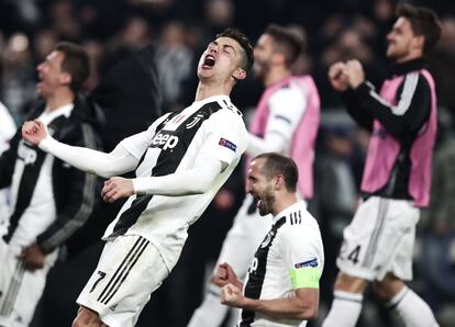 Cristiano Ronaldo y sus compañeros de la Juventus celebran al final del partido.