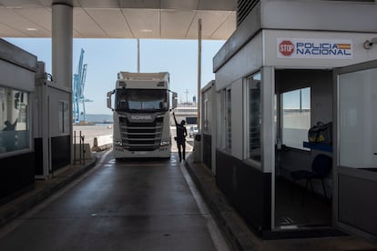 Los camioneros que van y vienen a Tánger son los únicos que pueden pasar ahora por el puerto de Algeciras.