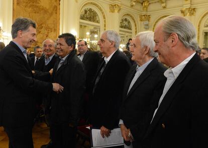 Mauricio Macri saluda a l&iacute;deres sindicales en la Casa Rosada.