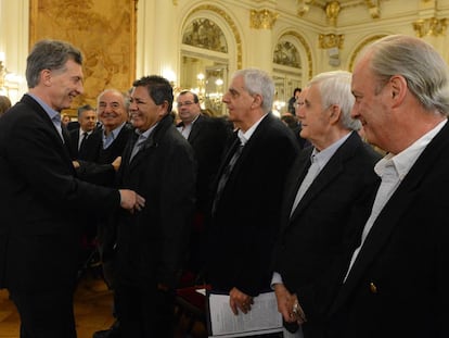 Mauricio Macri saluda a l&iacute;deres sindicales en la Casa Rosada.