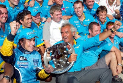 Alonso celebra con Flavio Briatore y el resto equipo Renault la victoria en el Gran Premio de Hungría, el 24 de agosto de 2003.