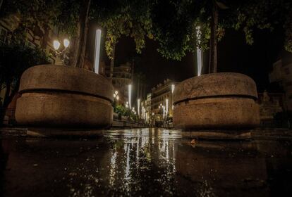 Imagen de Sevilla completamente vacía en la oche del domingoe después de que el Gobierno aprobara el estado de alarma y decretara confinamiento nocturno modulable en toda España, salvo Canarias, desde las 11 de la noche hasta las 6 de la mañana. 