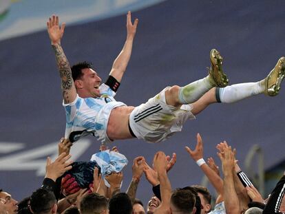 Lionel Messi manteado por sus compañeros tras la victoria de Argentina en la final de la Copa América en Maracaná.