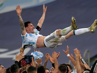 Lionel Messi manteado por sus compañeros tras la victoria de Argentina en la final de la Copa América en Maracaná.