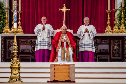El Papa reza junto al ataúd de Benedicto XVI, el 5 de enero de 2023.