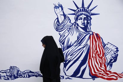 Un mural que muestra a la Estatua de la Libertad mutilada, este sábado en la antigua Embajada de EEUU en Teherán.