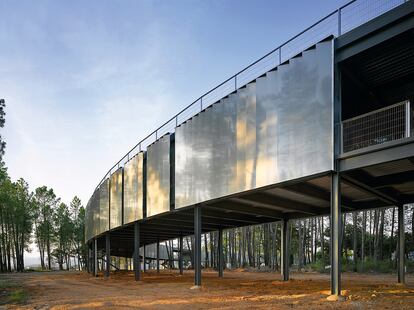 El Centro de Tecnificación Deportiva construido  junto al embalse de Gabriel y Galán tiene estructura de anillo para integrarse dentro de un entorno de gran valor medioambiental.