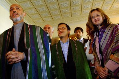 El presidente afgano, Hamid Karzai (izquierda), en Kabul, junto a los tres empleados de la ONU liberados el martes.