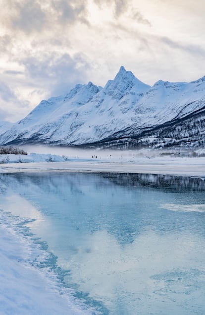 Panorámica helada en los Alpes de Lyngen, en Finnmark, Noruega, al norte del círculo polar.