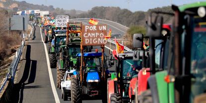 Varios agricultores tratan de cortar una carretera a la altura de Navalmoral de la Mata (Cáceres)