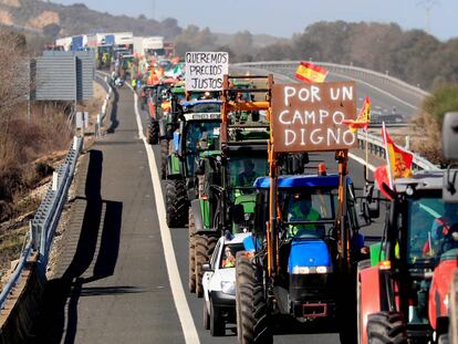 Varios agricultores tratan de cortar una carretera a la altura de Navalmoral de la Mata (Cáceres)