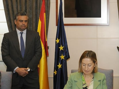 La ministra de Fomento, Ana Pastor, con el presidente de Ineco, Jes&uacute;s Silva, detr&aacute;s.