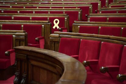 Un lazo amarillo en uno de los asientos del Parlament recuerda a los independentistas encarcelados antes de que comience la sesión de investidura en Barcelona, el 22 de marzo. 