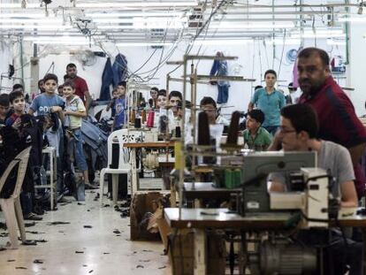 Mahmud al Badi, empresario de textiles de Alepo, en su nueva fábrica en Latakia.