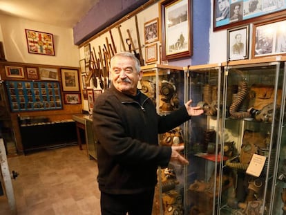 Goyo Salcedo, vecino de Morata de Tajuña y creador del Museo de la Batalla del Jarama, posando con los objetos obtenidos en sus excavaciones y trincheras de la zona.
