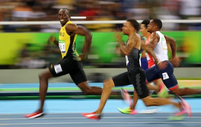 El jamaicano Usain Bolt mira al canadiense Andre De Grasse durante una competición en los Juegos Olímpicos de Río, el 14 de agosto de 2016.