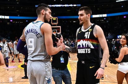 Willy Hernangomez saluda a su hermano Juan Hernangomez tras el Hornets-Nuggets.