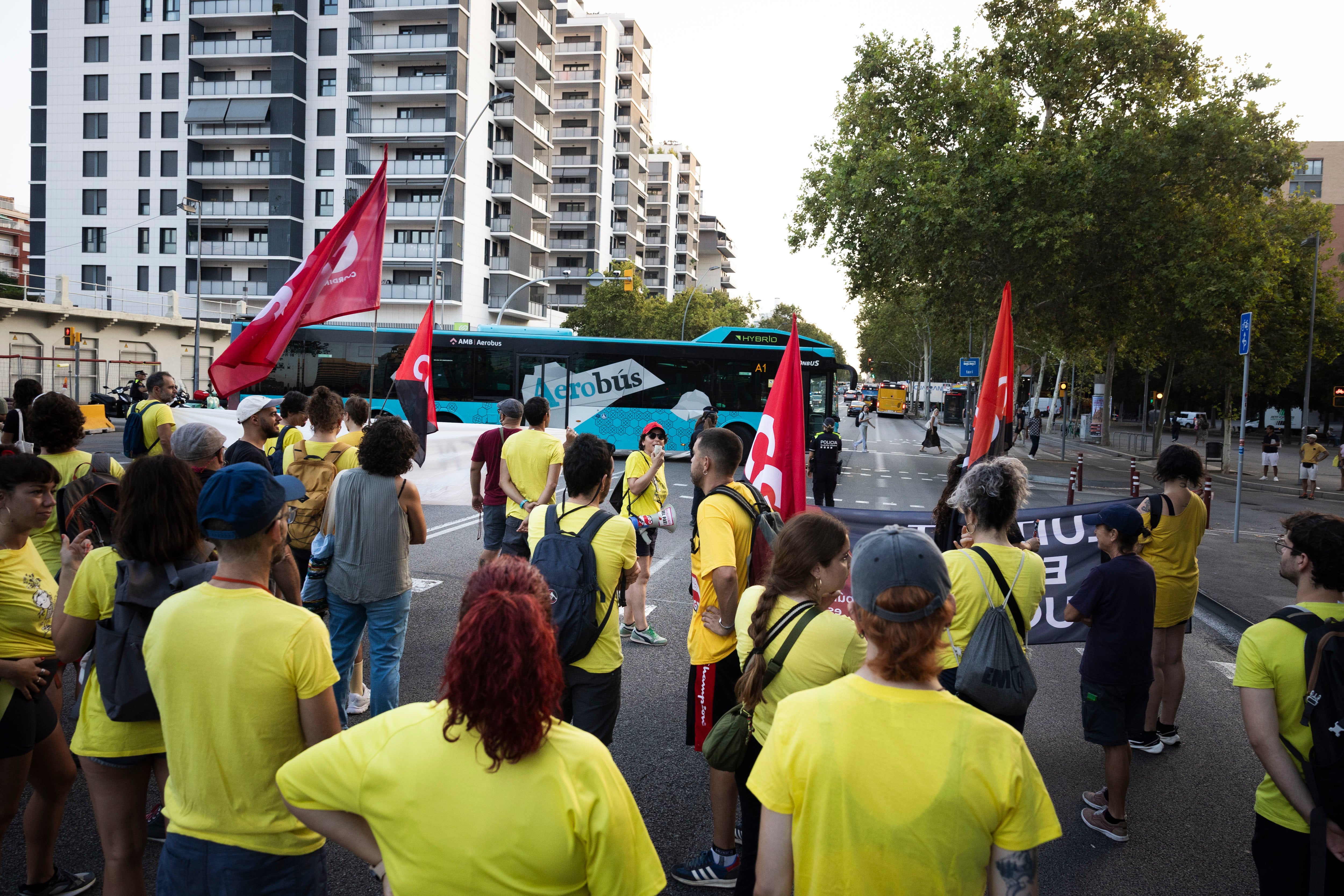 Un grupo de docentes corta en la Gran Via de Barcelona a la altura de Can Batlló en la huelga educativa del primer día de curso en Cataluña.