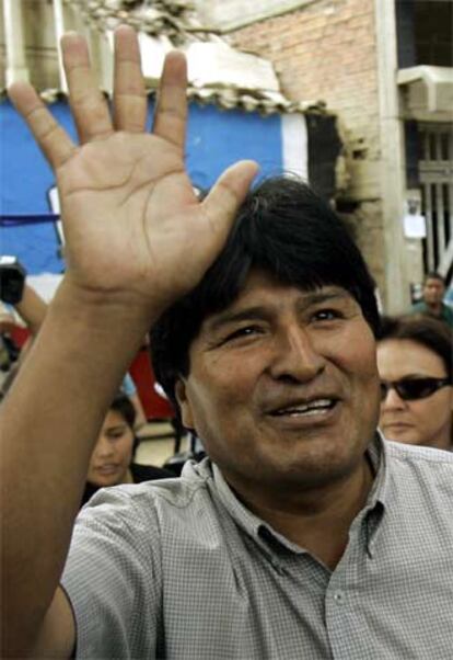 Evo Morales saluda a sus partidarios, ayer en Cochabamba.