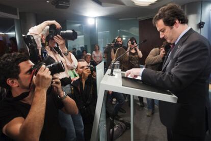 Jordi Hereu, ayer, antes de anunciar el cese del primer teniente, Carles Martí.