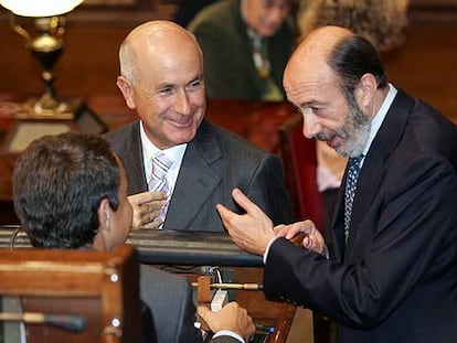 El portavoz del PSOE en el Congreso, Alfredo Pérez Rubalcaba (a la derecha), habla con el presidente del Gobierno, José Luis Rodríguez Zapatero (de espaldas), y con Josep Antoni Duran (CiU).